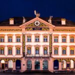 Στη μικρή πόλη Gengenbach της Βάδης-Βυρτεμβέργης, τα Χριστούγεννα έχουν δικό τους σκηνικό: το ιστορικό δημαρχείο γίνεται κάθε χρόνο ένα γιγάντιο φωτεινό Adventskalender, πιθανώς ο μεγαλύτερος του κόσμου.