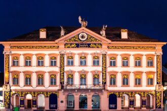 Στη μικρή πόλη Gengenbach της Βάδης-Βυρτεμβέργης, τα Χριστούγεννα έχουν δικό τους σκηνικό: το ιστορικό δημαρχείο γίνεται κάθε χρόνο ένα γιγάντιο φωτεινό Adventskalender, πιθανώς ο μεγαλύτερος του κόσμου.