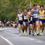 Marathon runners passing the Siegestor during the Munich Marathon 2025