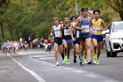Marathon runners passing the Siegestor during the Munich Marathon 2025