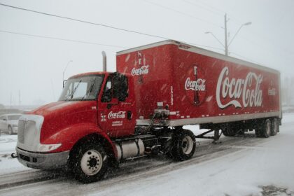 Φορτηγό της Coca-cola σε χιονισμένο γερμανικό δρόμο