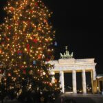 Χριστουγεννιάτικο δέντρο μπροστά από την Πύλη του Βρανδεμβούργου στο Βερολίνο
