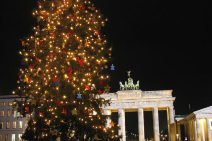 Χριστουγεννιάτικο δέντρο μπροστά από την Πύλη του Βρανδεμβούργου στο Βερολίνο