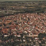 Το Νέρντλινγκεν είναι πόλη στην περιοχή Donau-Ries στη Βαυαρία της Γερμανίας με πληθυσμό 24.000 κατοίκους.