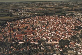 Το Νέρντλινγκεν είναι πόλη στην περιοχή Donau-Ries στη Βαυαρία της Γερμανίας με πληθυσμό 24.000 κατοίκους.